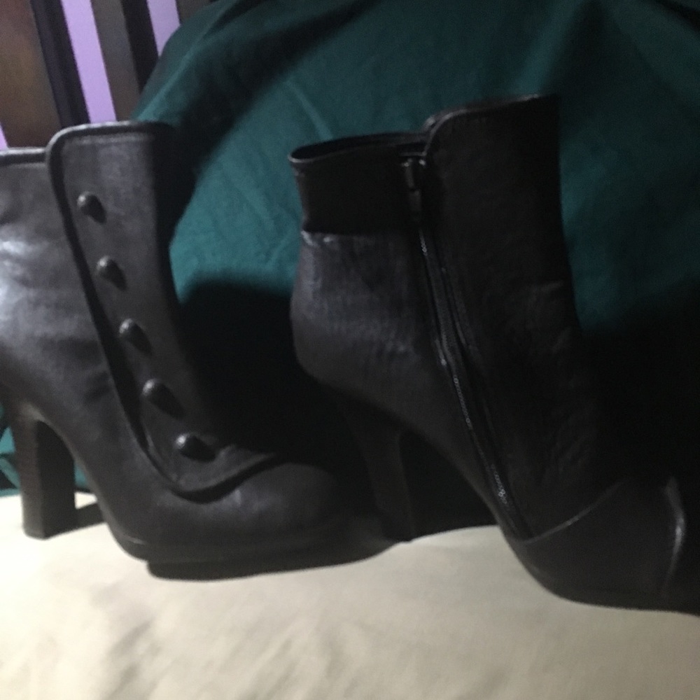 Xhilaration size 8 1/2 high healed boots.